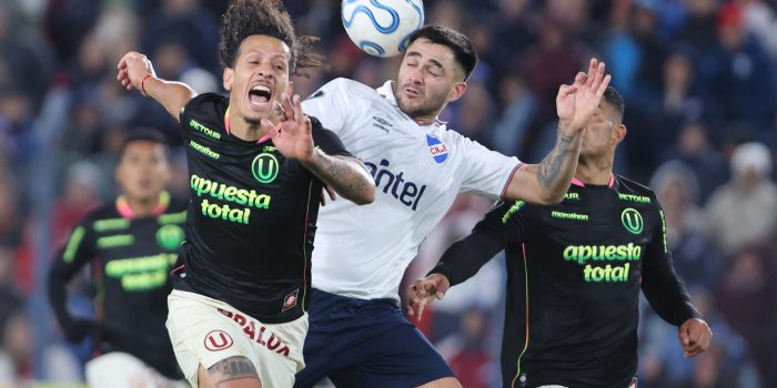Maximiliano Gomez (c), de Nacional, disputa un balón con Williams Riveros (i) y Anderson Santamaría, de Universitario, en un partido de la fase de grupos de la Copa Libertadores entre el Club Nacional y Universitario de Deportes en el estadio Gran Parque Central en Montevideo (Uruguay). EFE/ Gastón Britos