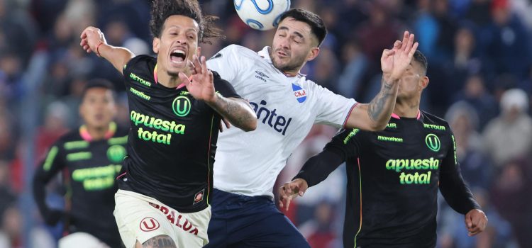 Maximiliano Gomez (c), de Nacional, disputa un balón con Williams Riveros (i) y Anderson Santamaría, de Universitario, en un partido de la fase de grupos de la Copa Libertadores entre el Club Nacional y Universitario de Deportes en el estadio Gran Parque Central en Montevideo (Uruguay). EFE/ Gastón Britos