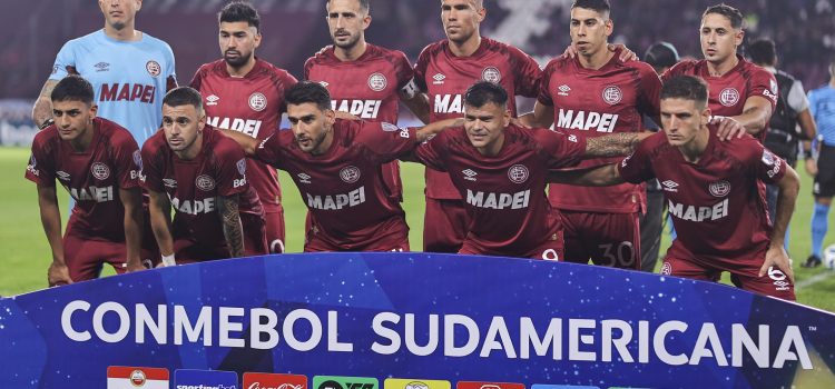 Formación de gala del Lanús argentino, que junto con los equipos ecuatorianos Universidad Católica y Mushuc Runa aseguraron de manera anticipada y en condición de invictos su clasificación a los octavos de final de la Copa Sudamericana. EFE/ Juan Ignacio Roncoroni