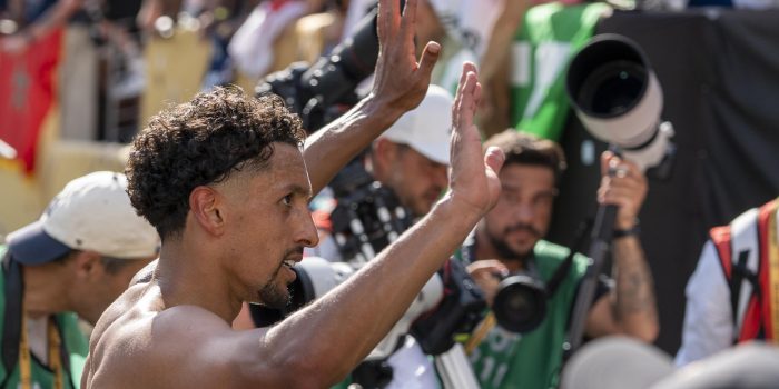 Marquinhos, jugador del París Saint-Germain, saluda a los aficionados al terminar el partido del Mundial de Clubes ante Real Madrid. EFE/Ángel Colmenares