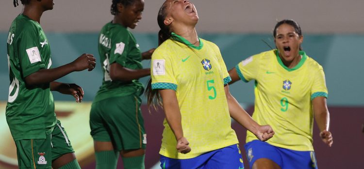 Jugadoras de Brasil celebran un gol ante Zambia. EFE/Orlando Barría