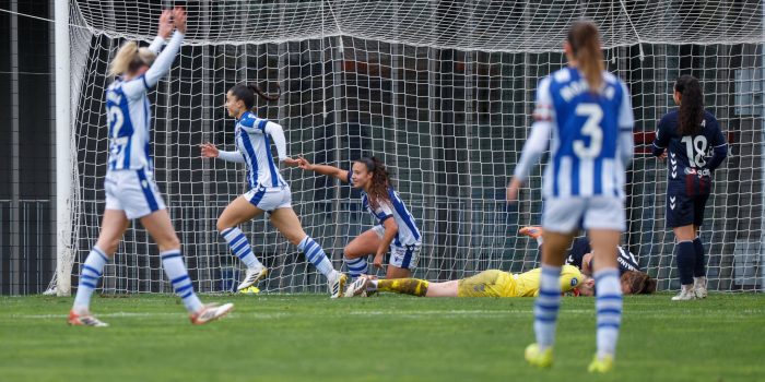 Las jugadoras de la Real Sociedad celebran el tercer gol (3-0) durante el partido de Liga F disputado en el estadio de Zubieta. EFE/Javier Etxezarreta