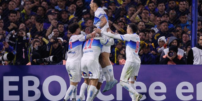 Jugadores de Universidad Católica celebran este jueves el paso a los octavos de final de la Copa Libertadores con un triunfo en la Bombonera por 0-1 sobre Boca Juniros, que quedó eliminado del torneo y ahora pasará a jugar una repesca por un cupo en la Copa Sudamericana. EFE/ Juan Ignacio Roncoroni