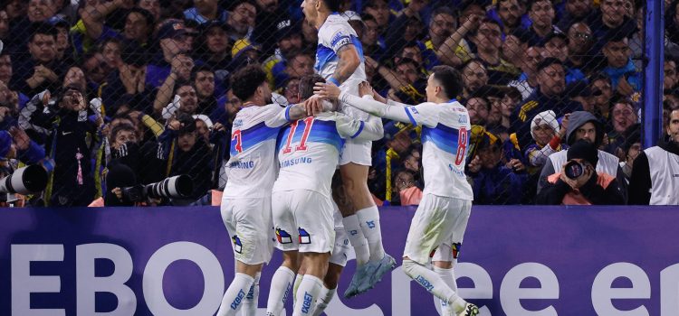 Jugadores de Universidad Católica celebran este jueves el paso a los octavos de final de la Copa Libertadores con un triunfo en la Bombonera por 0-1 sobre Boca Juniros, que quedó eliminado del torneo y ahora pasará a jugar una repesca por un cupo en la Copa Sudamericana. EFE/ Juan Ignacio Roncoroni