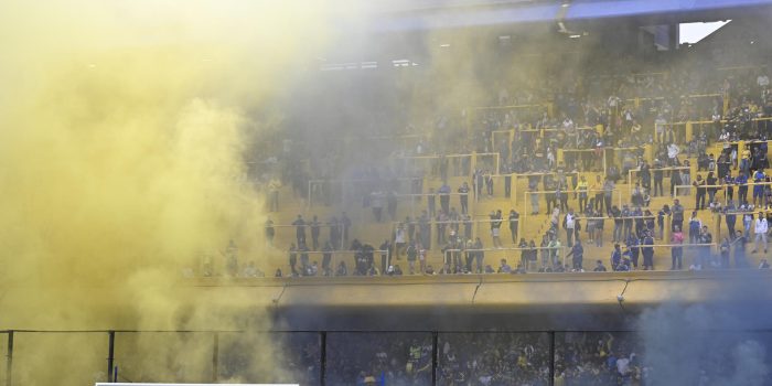 Aficionados de Boca animan durante un partido de la Liga femenina argentina entre Boca Juniors y River Plate, el 2 de abril de 2023, en el estadio La Bombonera, en Buenos Aires (Argentina). EFE/ Diego Halaisz