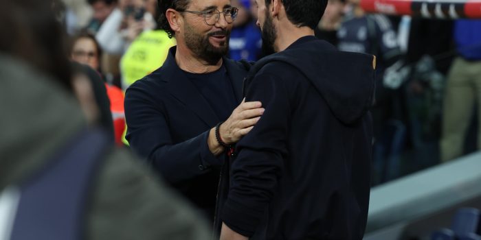 El entrenador del Real Madrid, Álvaro Arbeloa, saluda al del Getafe, José Bordalás (i), antes del partido de LaLiga EA Sports de fútbol disputado este lunes en el estadio Santiago Bernabéu. EFE/Kiko Huesca