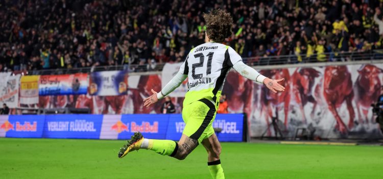 El jugador del Dortmund Fabio Silva celebra el 2-2 durante el partido de la Bundesliga que han jugado RB Leipzig y Borussia Dortmund en Leipzig, Alemania. EFE/EPA/MARTIN DIVISEK .