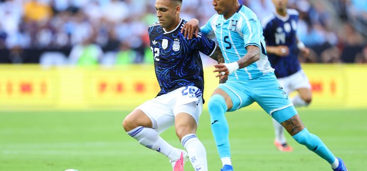 Lautaro Martínez (i) de Argentina disputa un balón con Kervin Arriaga de Honduras el pasado 6 de junio, en un partido amistoso previo al Mundial de la FIFA 2026 entre Argentina y Honduras en el Kyle Field de Texas (Estados Unidos). EFE/ Carlos Ramírez