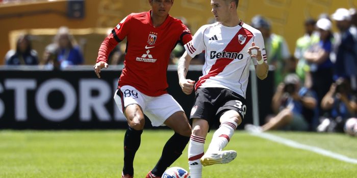 El centrocampista del River Plate Franco Mastantuono (D) en acción contra el centrocampista del Urawa Red Diamonds Yoichi Naganuma (I) durante el partido de la primera jornada del Mundial de Clubes de la FIFA. EFE/EPA/JOHN G. MABANGLO
