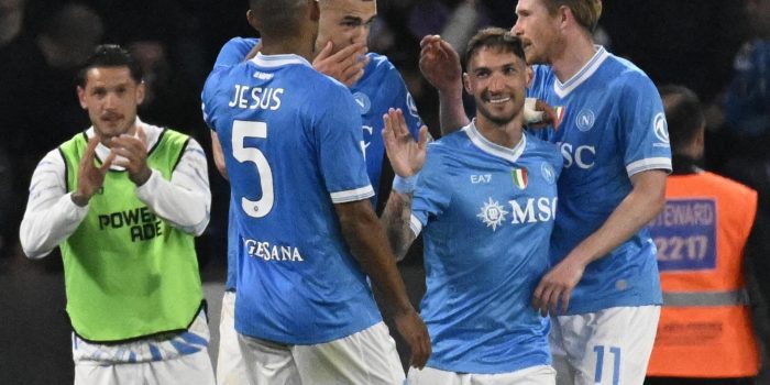 El delantero del Nápoles Matteo Politano (2-D) celebra con sus compañeros el gol de la victoria ante el Milan en la Serie A. EFE/EPA/CIRO FUSCO
