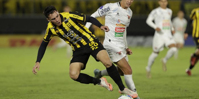 El centrocampista de Guaraní Alexandro Maidana (i) disputa el balón con el defensor de Boston River Guillermo López en el partido de cierre de la fase de grupos de la Copa Sudamericana jugado en el estadio asunceno Defensores del Chaco. EFE/ Juan Pablo Pino