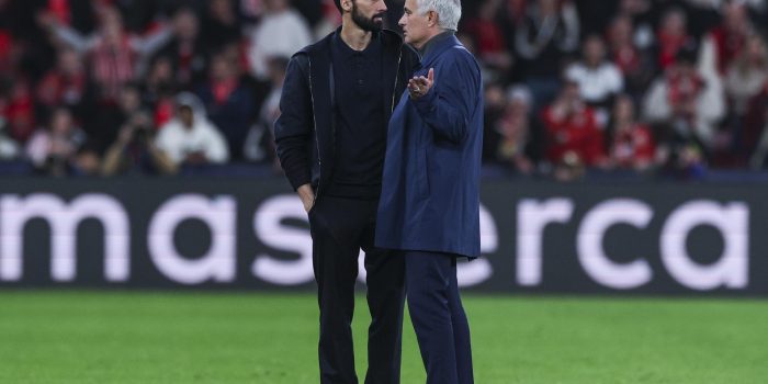 El entrenador del Benfica, Jose Mourinho, dialoga con el entrenador del Real Madrid, Alvaro Arbeloa (I) durante el partido de ida de la eliminatoria previa de la Liga de Campeones entre el Benfica y el Real Madrid en Lisboa, Portugal. EFE/EPA/MIGUEL A. LOPES
//////////
Lisbon (Portugal), 17/02/2026.- Benfica head coach Jose Mourinho greets Real Madrid head coach Alvaro Arbeloa (L) during their UEFA Champions League play-off 1st leg match between Benfica and Real Madrid in Lisbon, Portugal, 17 February 2026. (Liga de Campeones, Lisboa) EFE/EPA/MIGUEL A. LOPES