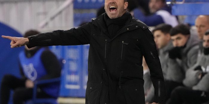 Fotografía de Adrián Ruiz Hierro, en la que puede verse en una imagen de archivo del 14 de enero pasado al entrenador del Alavés, Eduardo Coudet. EFE