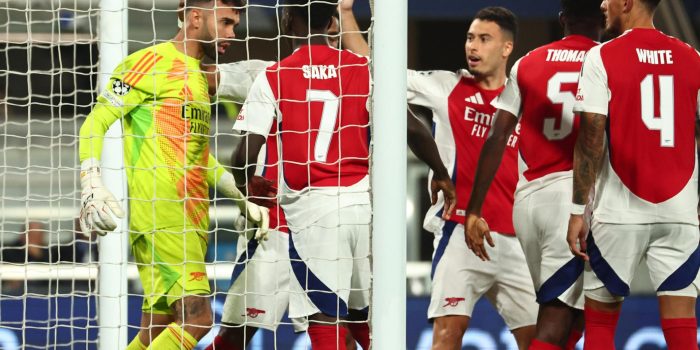 El portero español David Raya celebra la parada de un penalti durante partido de la UEFA Champions League que han jugado Atalanta BC y Arsenal FC en el Bérgamo Stadium en Bergamo, Italia. EFE/EPA/MICHELE MARAVIGLIA