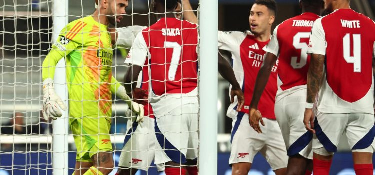 El portero español David Raya celebra la parada de un penalti durante partido de la UEFA Champions League que han jugado Atalanta BC y Arsenal FC en el Bérgamo Stadium en Bergamo, Italia. EFE/EPA/MICHELE MARAVIGLIA