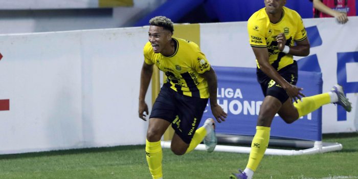 Jack Baptiste (i) y Daniel Aparicio (d), de Real España, celebran un durante un partido de la Liga Nacional de Honduras entre Real España y Marathón en el estadio Francisco Morazán de San Pedro Sula (Honduras). EFE/José Valle