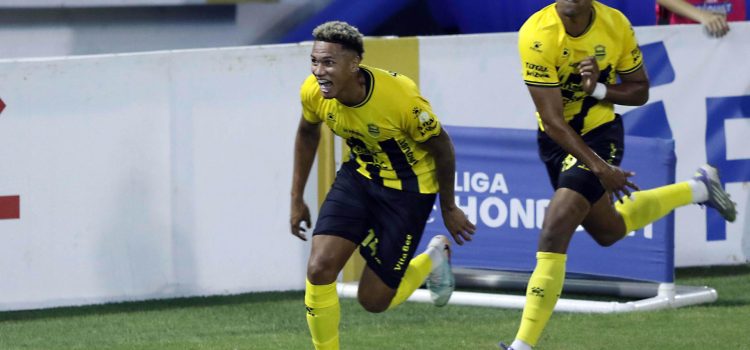 Jack Baptiste (i) y Daniel Aparicio (d), de Real España, celebran un durante un partido de la Liga Nacional de Honduras entre Real España y Marathón en el estadio Francisco Morazán de San Pedro Sula (Honduras). EFE/José Valle