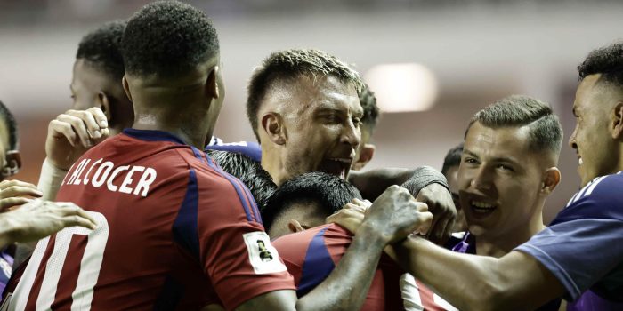 Jugadores de la selección de Costa Rica celebran este lunes la goleada por 4-1 infligida a la de Nicaragua en partido de la cuarta jornada del Grupo C de las eliminatorias de la Concacaf para el Mundial de 2026 jugado en el Estadio Nacional de San José. EFE/ Gustavo Amador