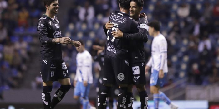 Jugadores de Querétaro celebran un gol en el partido de la Liga MX contra Puebla disputado en el estadio Cuauhtémoc en Puebla (México). EFE/ Hilda Ríos