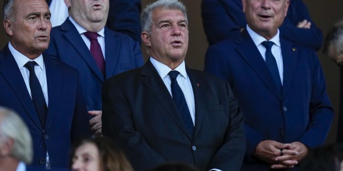 .-El presidente del Barcelona Joan Laporta, durante el partido de la jornada 3 de la Liga de Campeones entre el Barcelona y el Olimpiacos, en el Estadi Olímpic Lluís Companys.-EFE/ Siu Wu