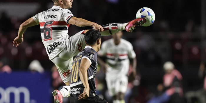 Cédric (arriba) de Sao Paulo disputa un balón con Lorenzo Melgarejo de Libertad en el partido de la quinta fecha de la fase de grupos de la Copa Libertadores que igualaron este miércoles 1-1 en el estadio Morumbi. EFE/ Isaac Fontana
