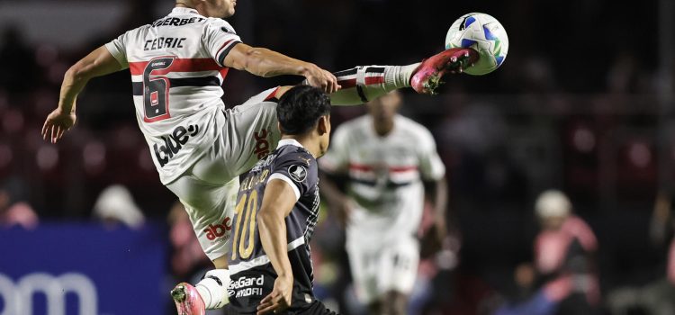 Cédric (arriba) de Sao Paulo disputa un balón con Lorenzo Melgarejo de Libertad en el partido de la quinta fecha de la fase de grupos de la Copa Libertadores que igualaron este miércoles 1-1 en el estadio Morumbi. EFE/ Isaac Fontana
