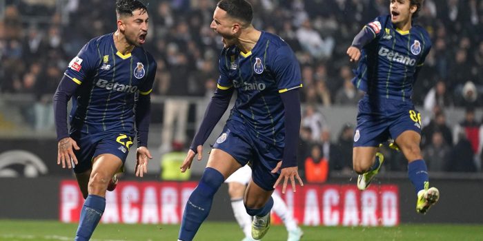 El jugador del FC Porto Alan Varela (I) celebra el 0-1 durante el partido de la Liga Portuguesa que han jugado Vitoria de Guimaraes y FC Porto en Guimaraes, Portugal. EFE/EPA/HUGO DELGADO