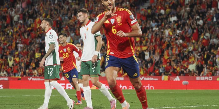 El centrocampista de la selección española de fútbol Mikel Merino celebra su gol en el partido de clasificación para el Mundial 2026 que los combinados nacionales de España y Bulgaria disputan en el estadio José Zorrilla, en Valladolid. EFE/R. García