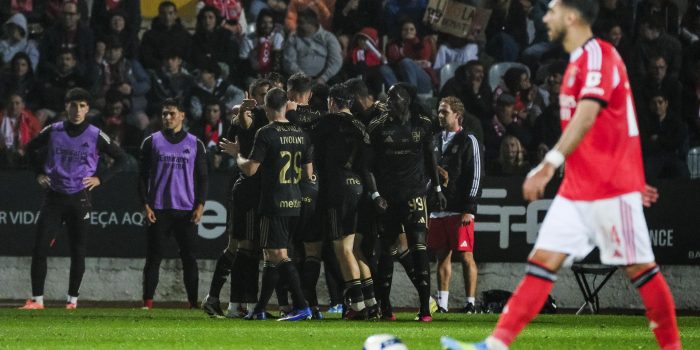Los jugadores del Casa Pia celebran el gol del empate ante el Benfica. EFE/EPA/CARLOS BARROSO