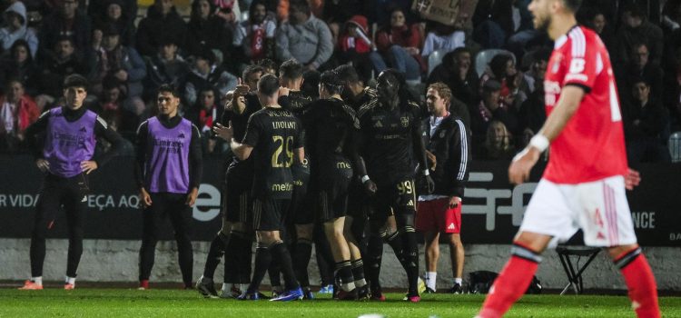 Los jugadores del Casa Pia celebran el gol del empate ante el Benfica. EFE/EPA/CARLOS BARROSO
