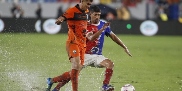 Nelson Bonilla (d), de FAS, disputa el balón con Julio Sibrián, de Águila, este sábado en la final de la Liga Mayor de Fútbol de El Salvador en el Estadio Jorge 'Mágico' González. EFE/Rodrigo Sura