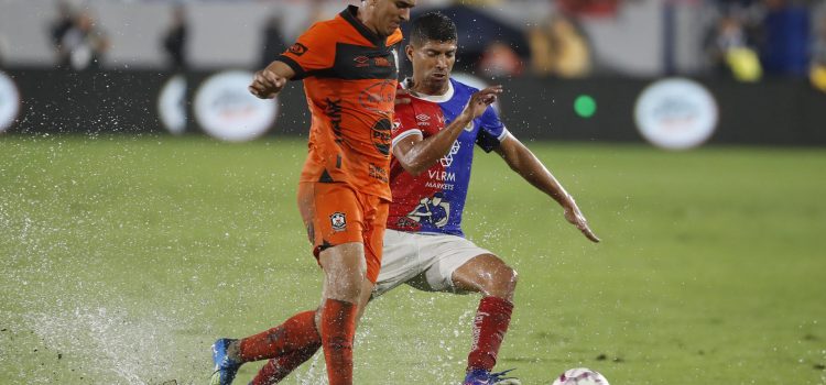 Nelson Bonilla (d), de FAS, disputa el balón con Julio Sibrián, de Águila, este sábado en la final de la Liga Mayor de Fútbol de El Salvador en el Estadio Jorge 'Mágico' González. EFE/Rodrigo Sura