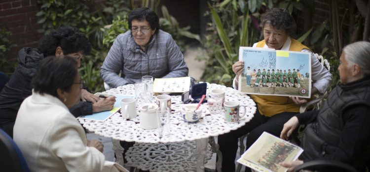 Las exjugadoras de fútbol, María de la Luz Hernández Martha Coronado, Irma Chávez, Bertha Orduña y Silvia Zaragoza participan en en una entrevista con EFE este jueves, en Ciudad de México (México). EFE/Isaac Esquivel