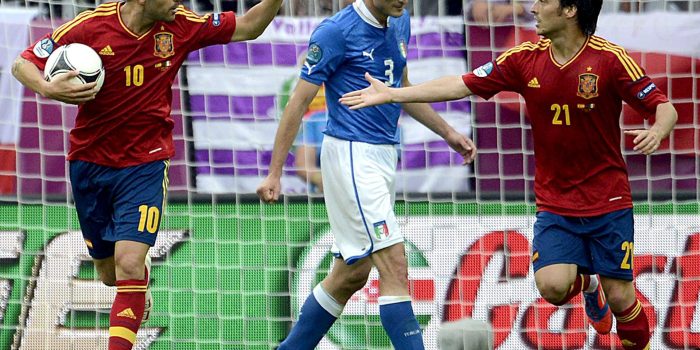 Cesc Fábregas (i) y David Silva (d) celebran un gol de la selección española ante Italia durante un partido de la Eurocopa 2012 ante Italia. FE/BARTLOMIEJ ZBOROWSKI