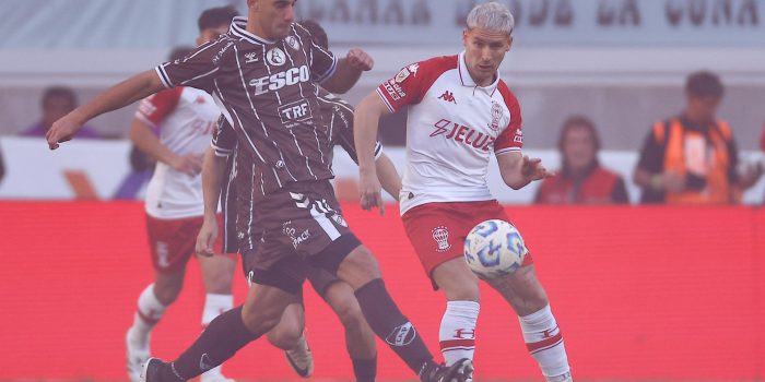 Matko Miljevic (d) de Huracán disputa el balón con Leonel Picco de Platense. EFE/Juan Ignacio Roncoroni