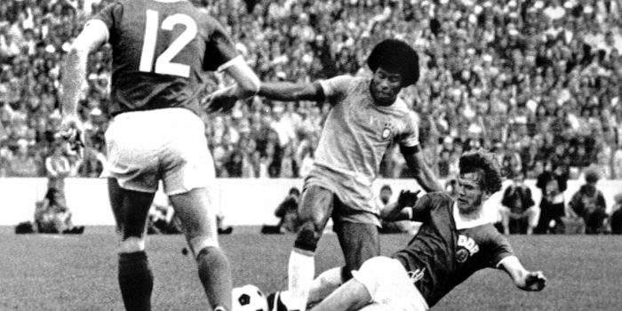 En la foto, el brasileño Jairzinho regatea al alemán Bransch en presencia de Watzlich (12). EFE/rba