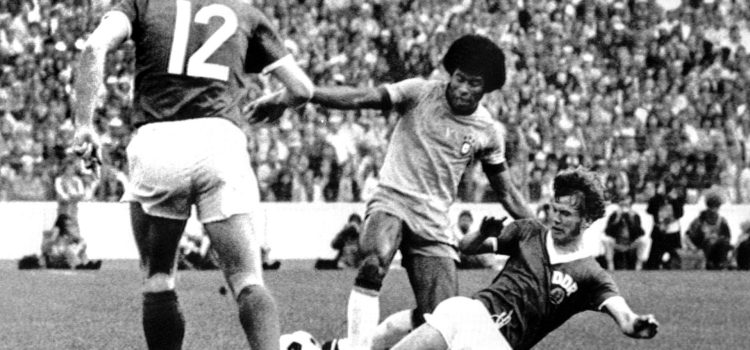 En la foto, el brasileño Jairzinho regatea al alemán Bransch en presencia de Watzlich (12). EFE/rba