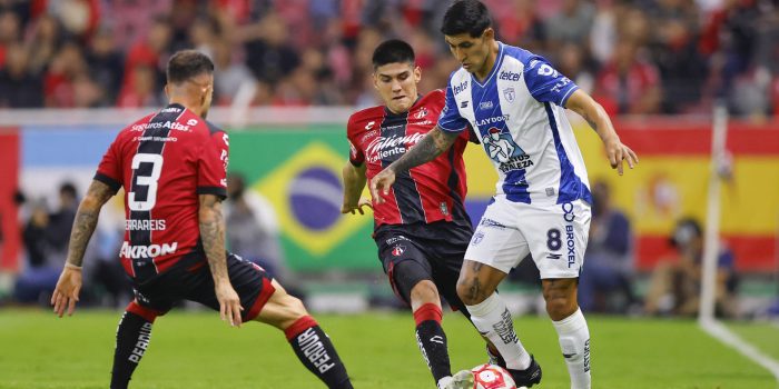Jorge San Martín (c) y Gustavo Ferrareis (i) de Atlas disputan un balón con Víctor Guzmán de Pachuca este sábado, durante un partido por la jornada 4 de la Liga MX entre Atlas Fútbol Club y el Club de Fútbol Pachuca en el Estadio Jalisco, en Guadalajara (México). EFE/ Francisco Guasco