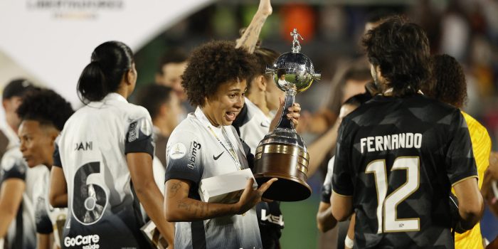 Jugadoras de Corinthians celebran con el trofeo al ganar la Copa Libertadores Femenina. EFE/ Juan Pablo Pino