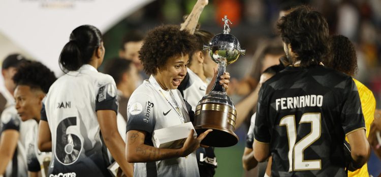 Jugadoras de Corinthians celebran con el trofeo al ganar la Copa Libertadores Femenina. EFE/ Juan Pablo Pino