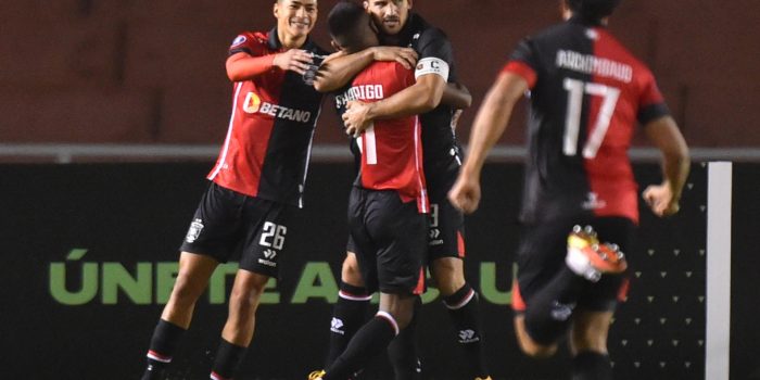 Brandon Cuesta (c) de Melgar celebra su gol de penalti hoy, en un partido de la fase de grupos de la Copa Libertadores entre Melgar y Patronato en el estadio Monumental de la UNSA, en Arequipa (Perú). EFE/José Sotomayor