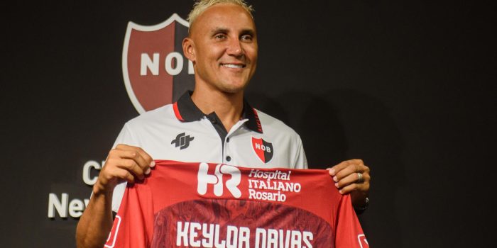 Fotografía de archivo del portero costarricense Keylor Navas al posar durante la rueda de prensa en la que fue presentado como jugador del Club Atlético Newel´s Old Boys. EFE/Franco Trovato Fuocoo