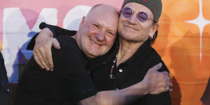 El fundador y jefe de Street Child United, John Wroe (i), abraza al vocalista de la banda de rock irlandesa U2 Bono este jueves, en un partido del 'Mundial de la Calle' en el Parque Ecológico de Texcoco (México). EFE/ Isaac Esquivel
