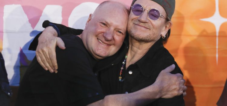 El fundador y jefe de Street Child United, John Wroe (i), abraza al vocalista de la banda de rock irlandesa U2 Bono este jueves, en un partido del 'Mundial de la Calle' en el Parque Ecológico de Texcoco (México). EFE/ Isaac Esquivel