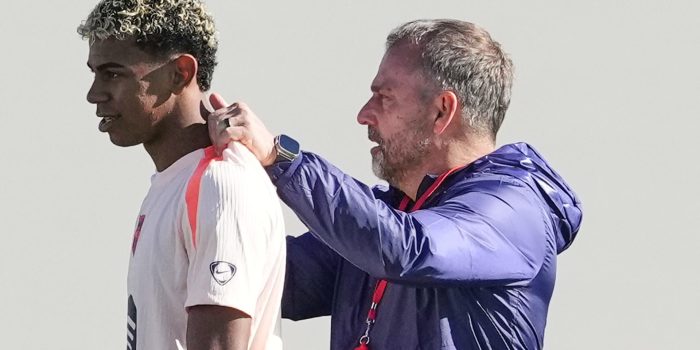 El entrenador del FC Barcelona, Hansi Flick, y el jugador Lamine Yamal durante el entrenamiento que el equipo azulgrana ha realizado en la ciudad deportiva Joan Gamper para preparar el aprtido de Liga de Campeones que disputarán ante el Brujas. EFE/Alejandro García