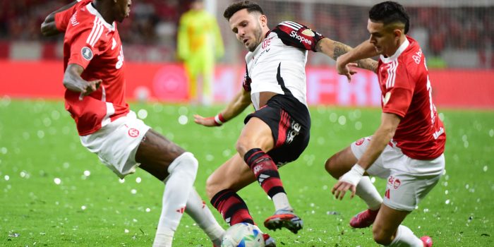 Fotografía de archivo en la que se observa a Vitao (i) y Rafael Santos Borré (d), de Internacional, al disputar el balón con Saúl Ñíguez, de Flamengo, en un partido de los octavos de final de la Copa Libertadores entre Internacional y Flamengo en el estadio Estadio Beira-Rio en Porto Alegre (Brasil). EFE/ Ricardo Rimoli
