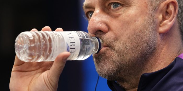El entrenador del FC Barcelona, Hansi Flick, durante la rueda de prensa que ofreció en la previa del partido que disputaran ante el Sevilla correspondiente a la vigésima octava jornada de LaLiga EA Sports. EFE/ Enric Fontcuberta