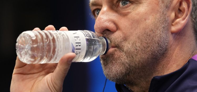 El entrenador del FC Barcelona, Hansi Flick, durante la rueda de prensa que ofreció en la previa del partido que disputaran ante el Sevilla correspondiente a la vigésima octava jornada de LaLiga EA Sports. EFE/ Enric Fontcuberta