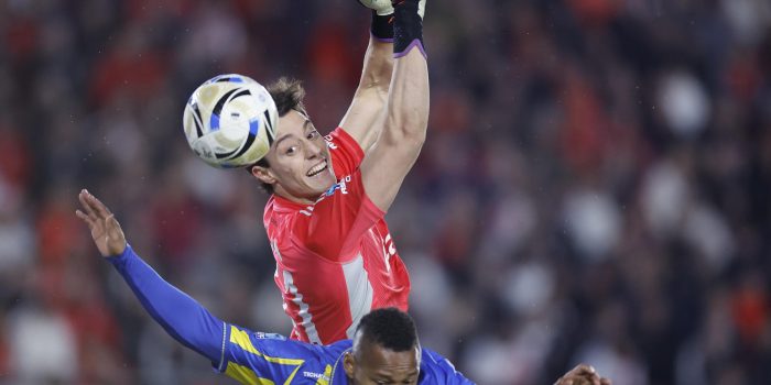 El guardameta de River Plate Santiago Beltrán (arriba) pierde el control del balón durante un duelo con el delantero colombiano de Rosario Central, Jáminton Campaz, este sábado durante el partido de semifinales del Torneo Apertura argentino jugado en el estadio Monumental de Buenos Aires. EFE/ Juan Ignacio Roncoroni