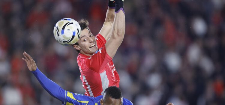 El guardameta de River Plate Santiago Beltrán (arriba) pierde el control del balón durante un duelo con el delantero colombiano de Rosario Central, Jáminton Campaz, este sábado durante el partido de semifinales del Torneo Apertura argentino jugado en el estadio Monumental de Buenos Aires. EFE/ Juan Ignacio Roncoroni